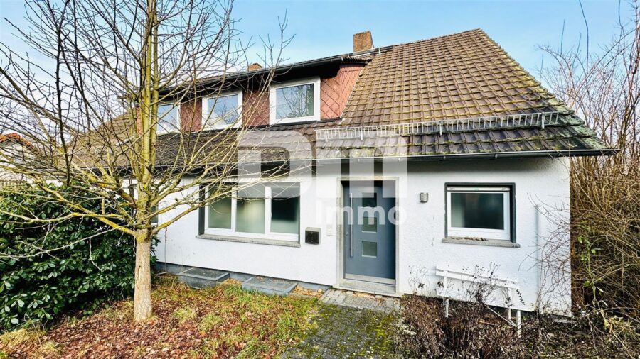 Teilsaniertes Ein- bis Zweifamilienhaus mit zusätzlichen Wohnraum - Frontansicht Titel